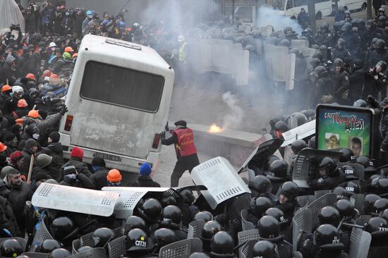 Confrontation between opposition and police in Kiev