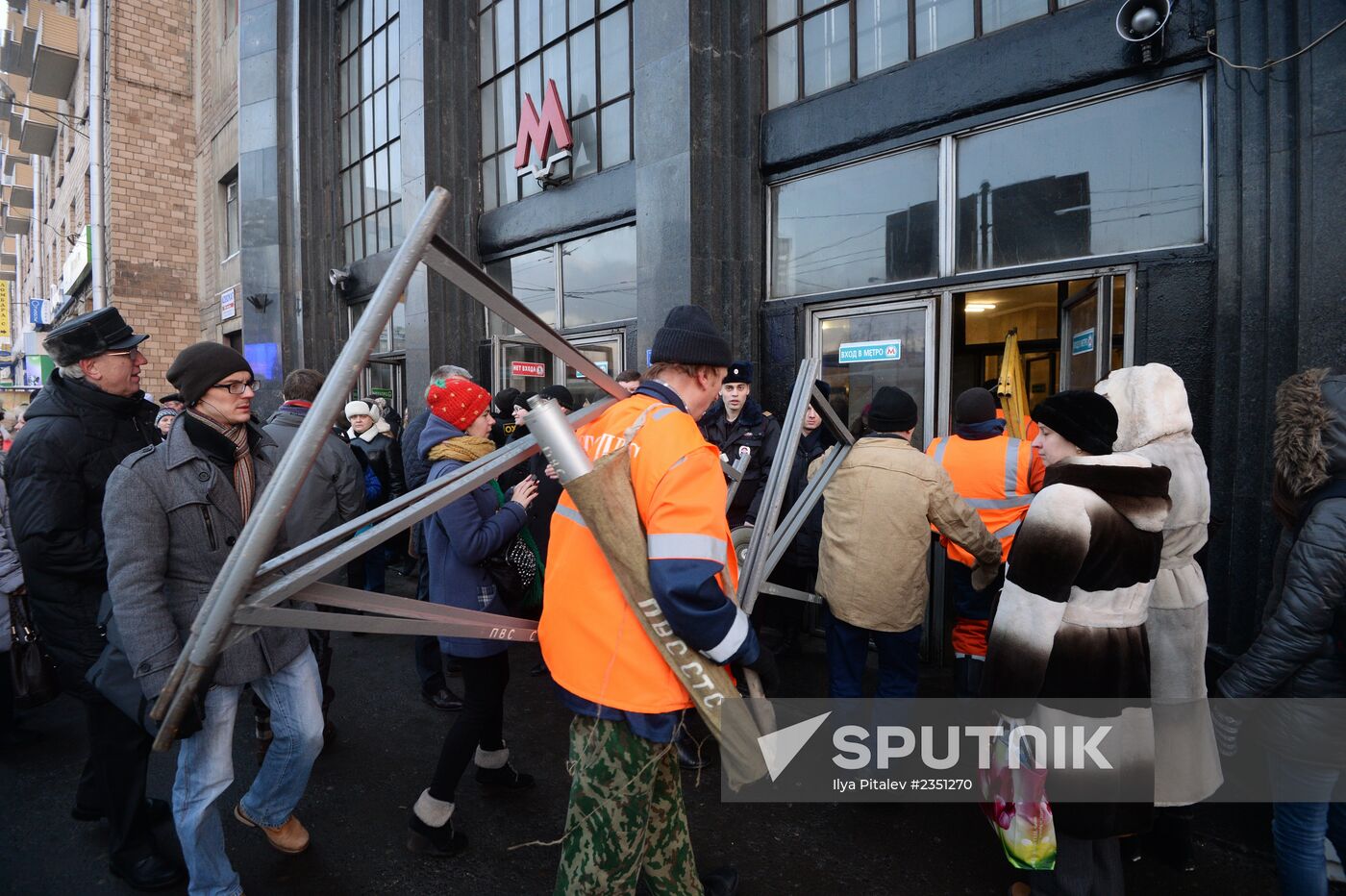 Construction pile breaks tunnel on Moscow Metro green line