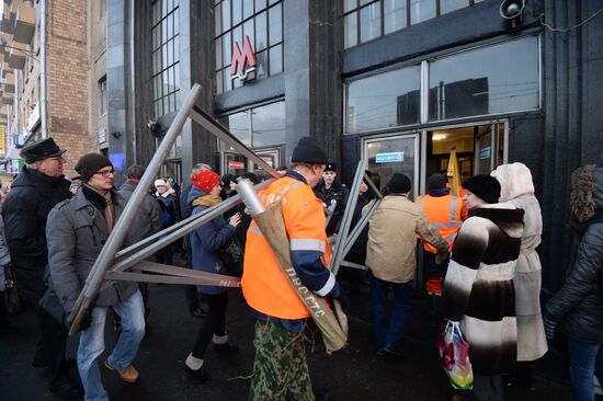 Construction pile breaks tunnel on Moscow Metro green line