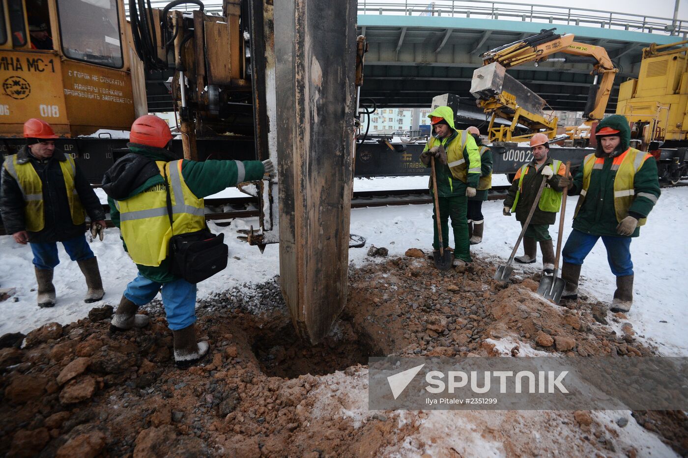 Construction pile breaks tunnel on Moscow Metro green line