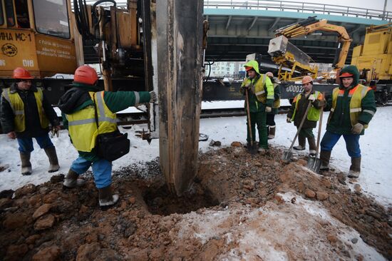 Construction pile breaks tunnel on Moscow Metro green line