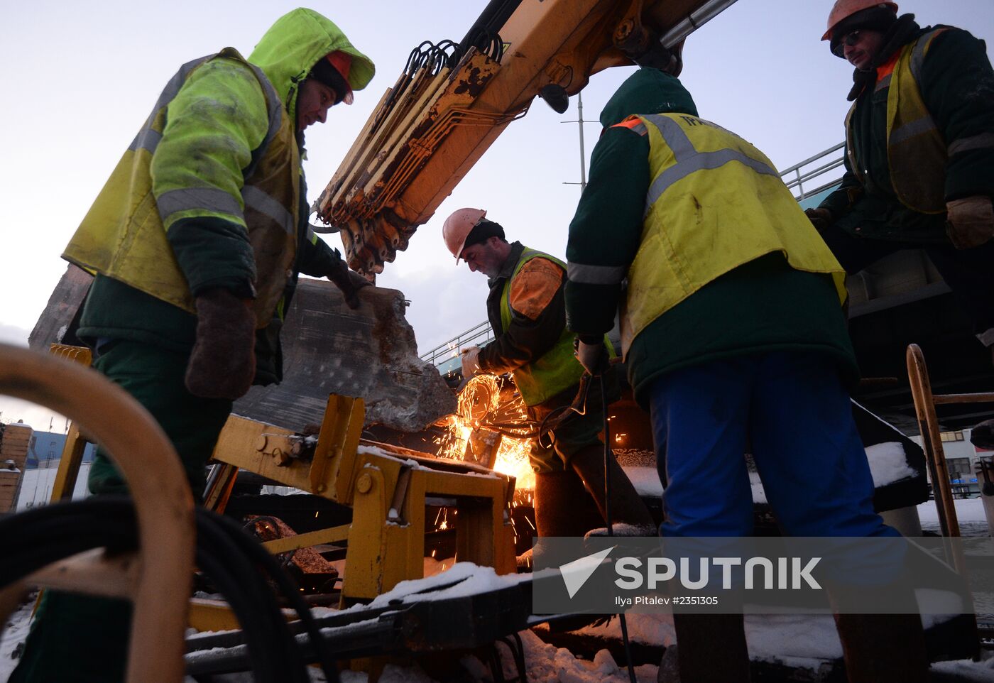 Construction pile breaks tunnel on Moscow Metro green line