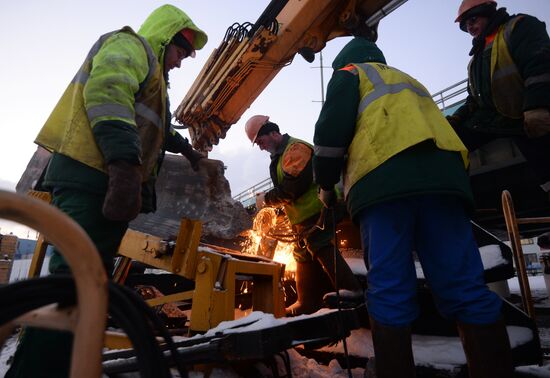 Construction pile breaks tunnel on Moscow Metro green line