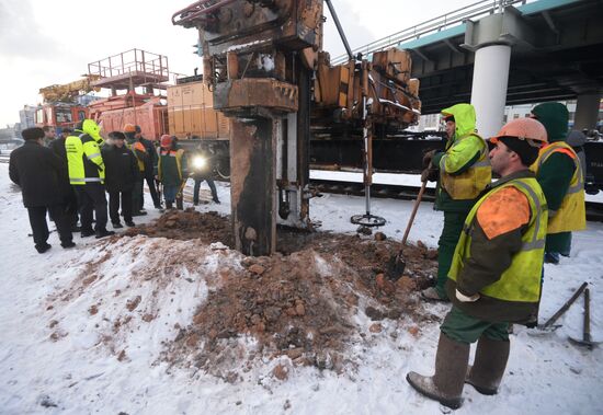 Construction pile breaks tunnel on Moscow Metro green line