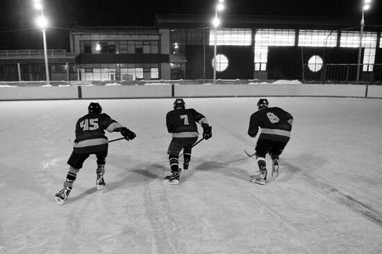 Amateur ice hockey teams compete in outdoor match