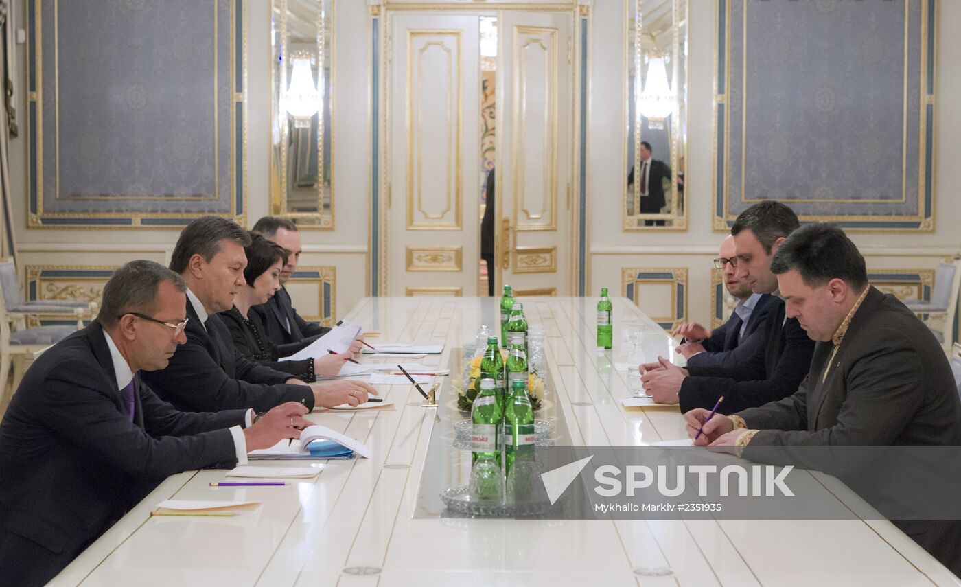 Yanukovych meets with parliamentary opposition leaders