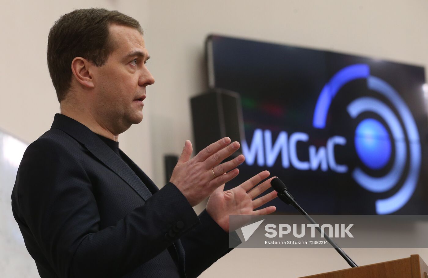 Dmitry Medvedev visits MISiS University