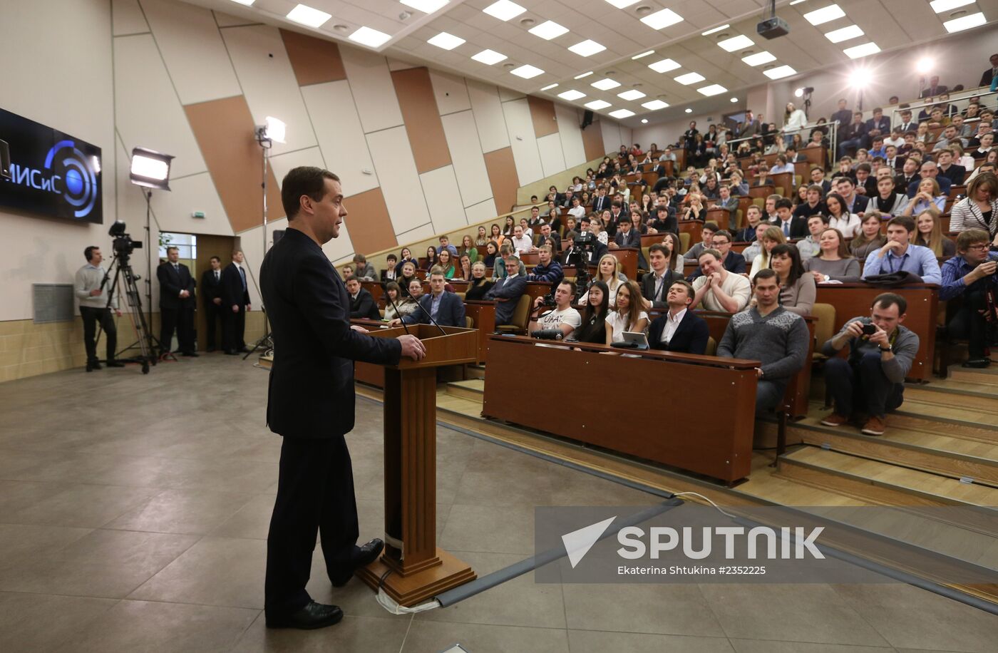 Dmitry Medvedev visits MISiS University