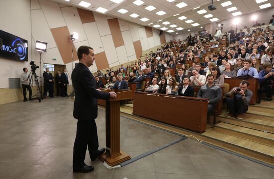 Dmitry Medvedev visits MISiS University