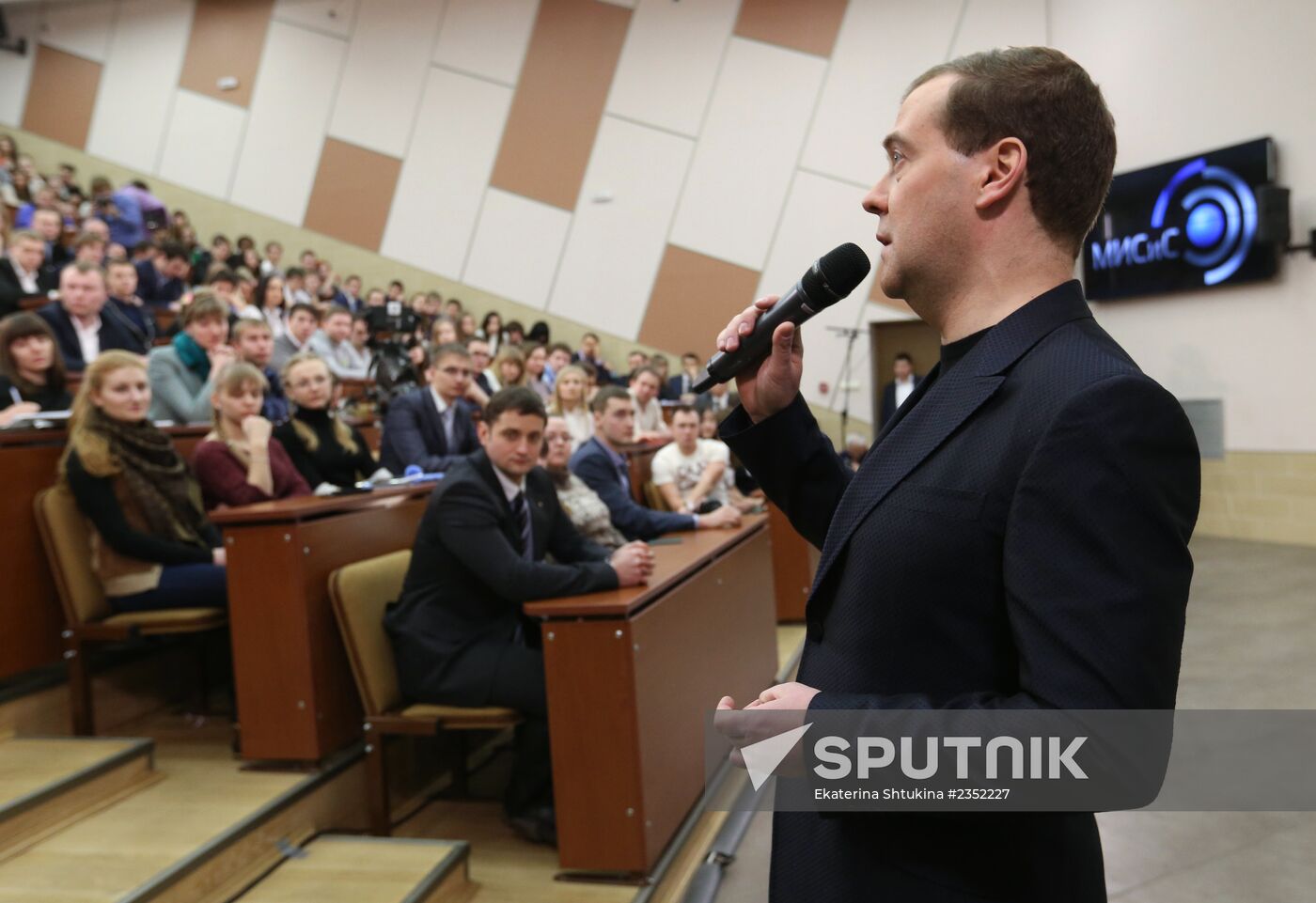 Dmitry Medvedev visits MISiS University