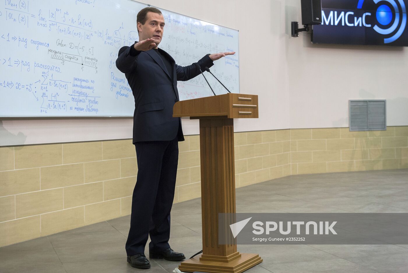Dmitry Medvedev visits MISiS University
