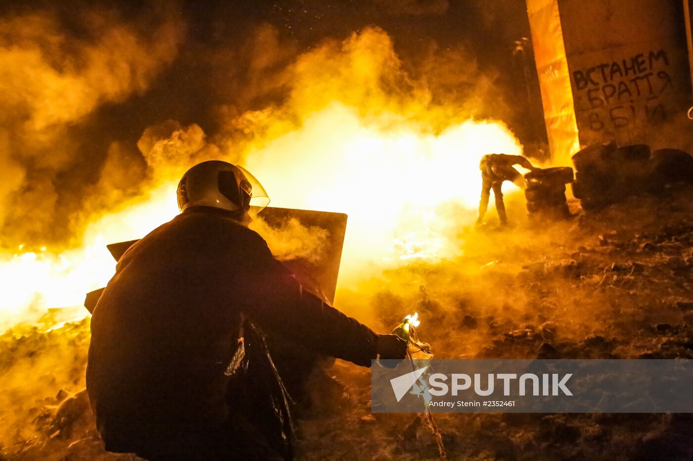 Protesters clash with police in center of Kiev