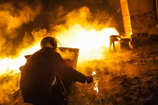 Protesters clash with police in center of Kiev