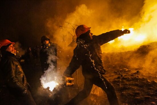 Protesters clash with police in center of Kiev