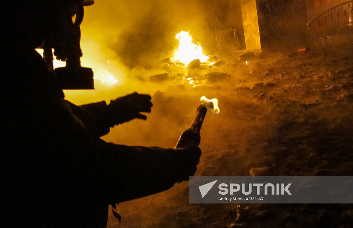 Protesters clash with police in center of Kiev