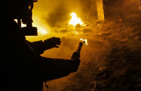 Protesters clash with police in center of Kiev