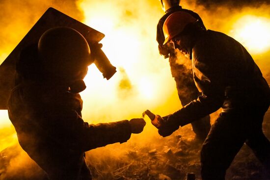 Protesters clash with police in center of Kiev