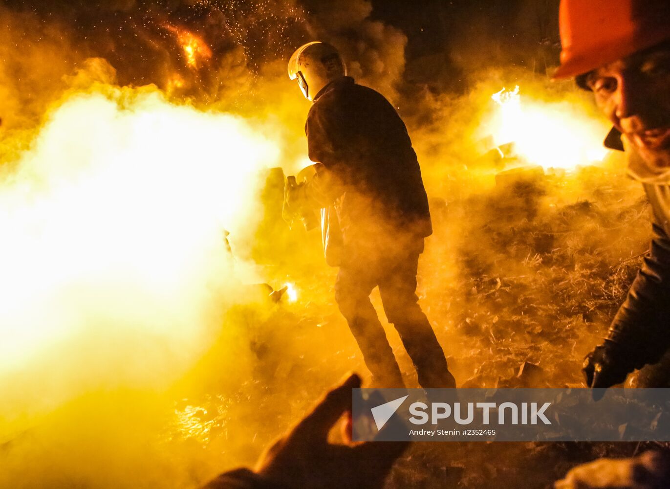 Protesters clash with police in center of Kiev