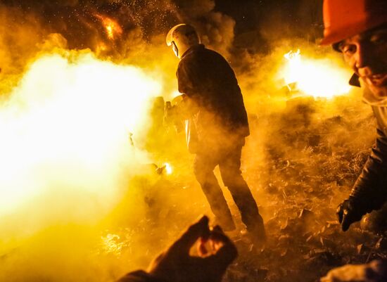 Protesters clash with police in center of Kiev