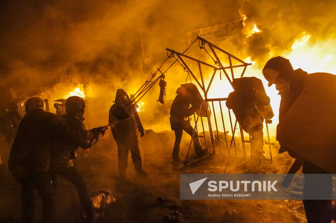 Protesters clash with police in center of Kiev