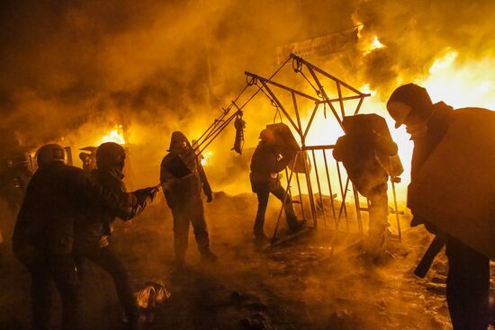 Protesters clash with police in center of Kiev