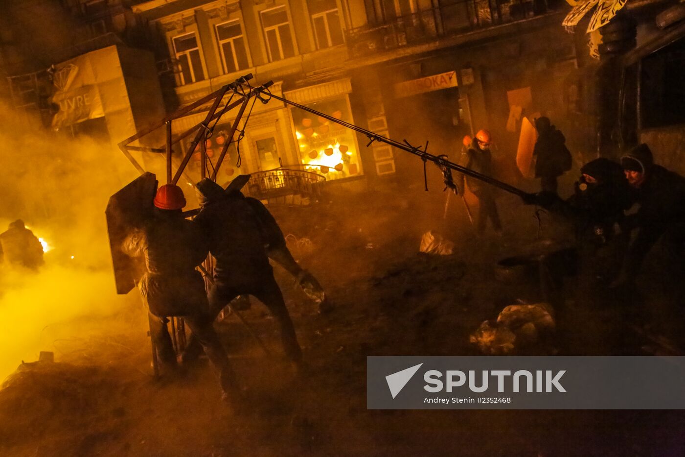 Protesters clash with police in center of Kiev