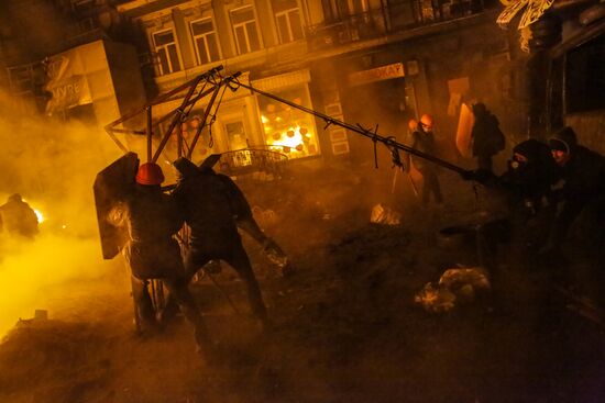 Protesters clash with police in center of Kiev