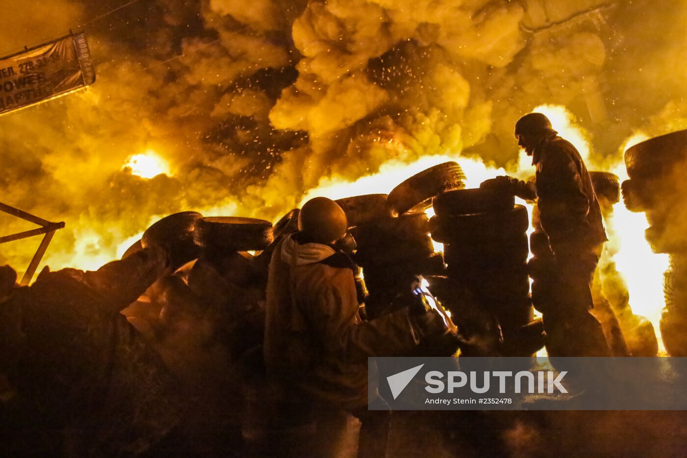 Protesters clash with police in center of Kiev