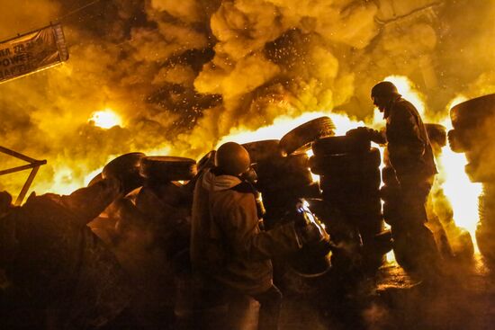 Protesters clash with police in center of Kiev