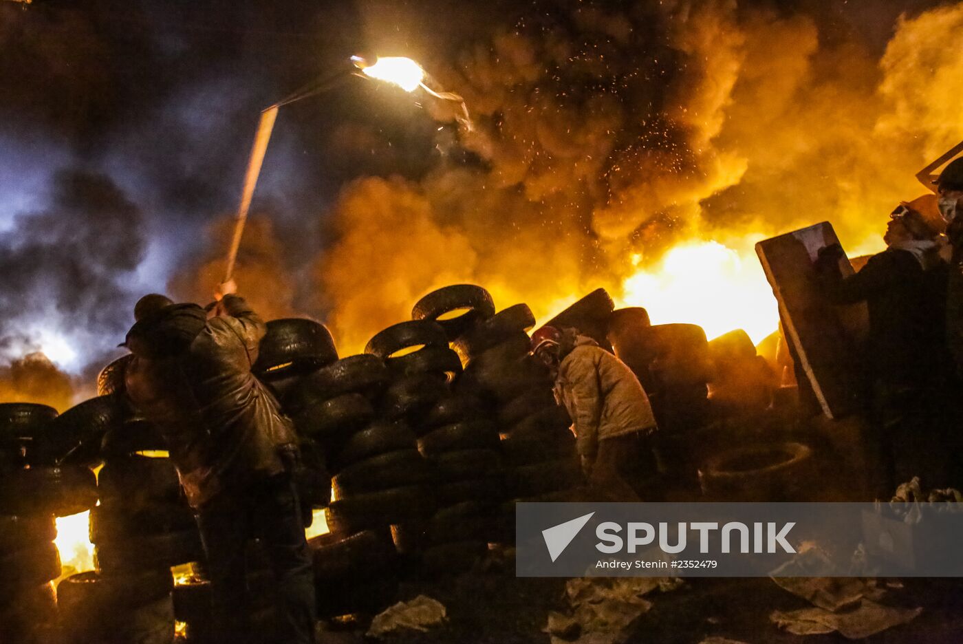 Protesters clash with police in center of Kiev