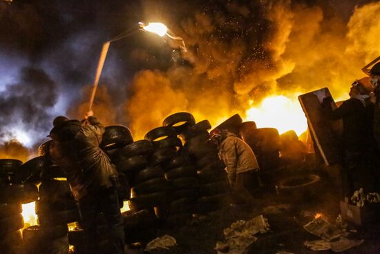 Protesters clash with police in center of Kiev