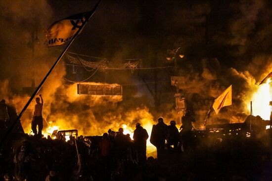 Protesters clash with police in center of Kiev