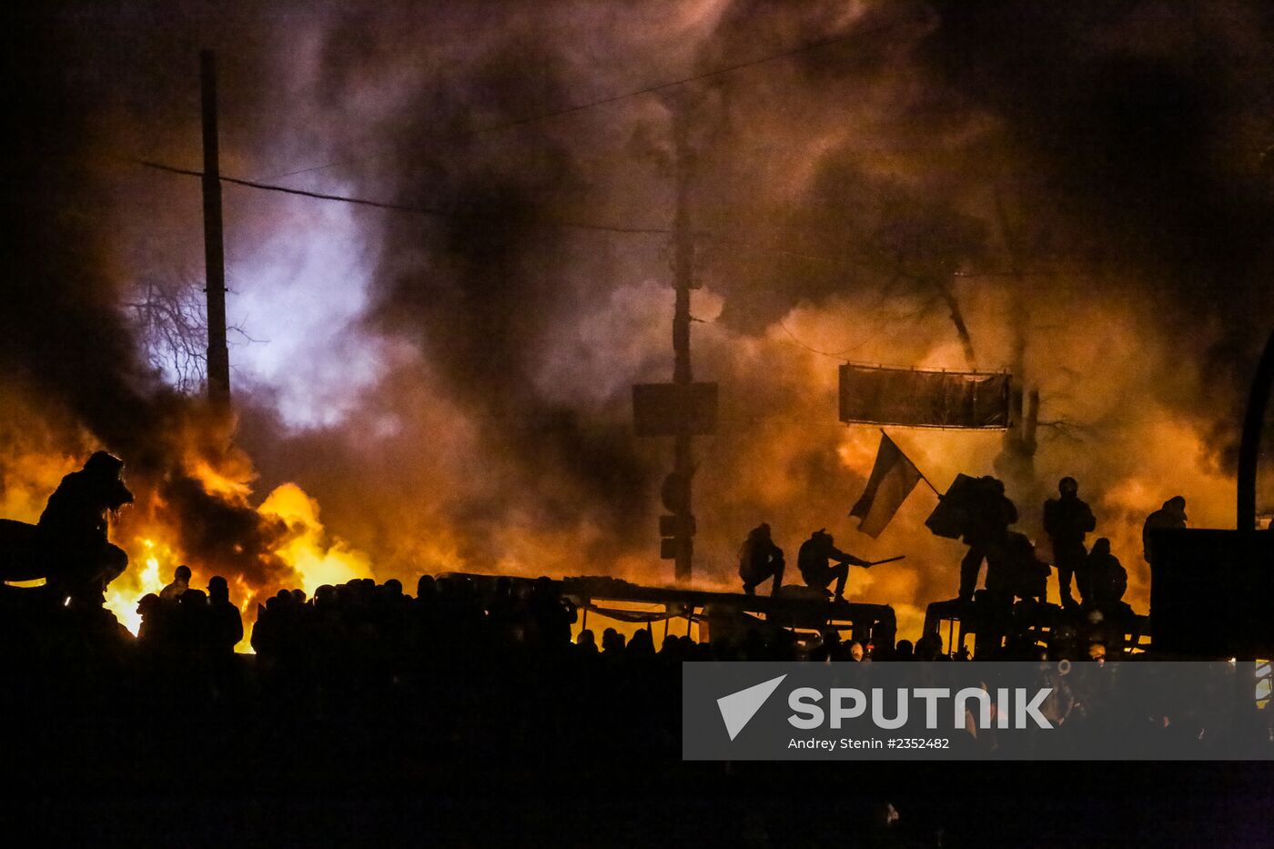 Protesters clash with police in center of Kiev