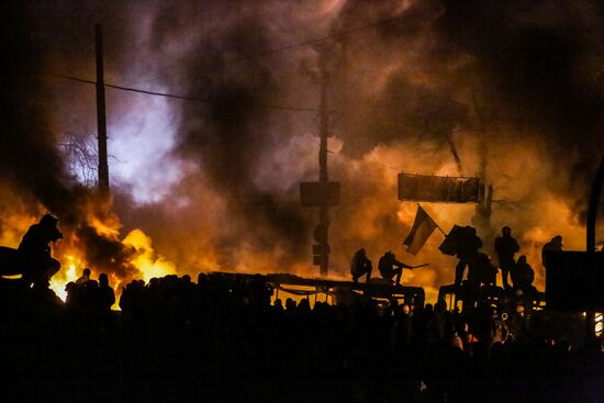 Protesters clash with police in center of Kiev