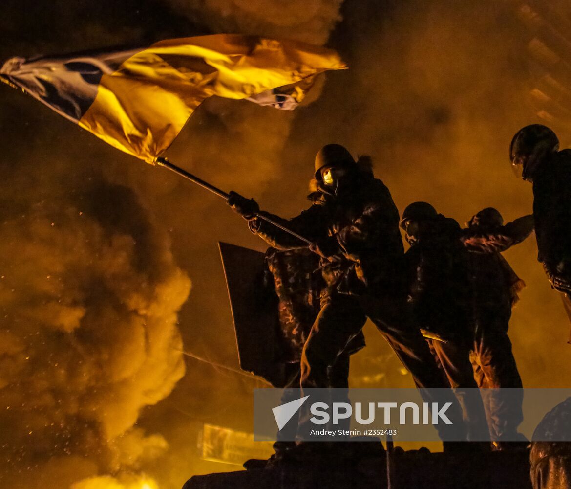 Protesters clash with police in center of Kiev