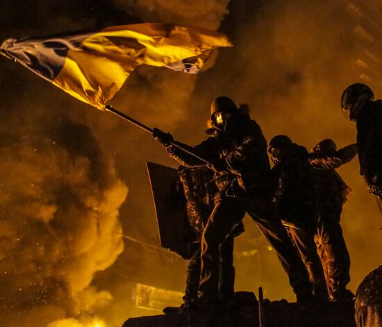 Protesters clash with police in center of Kiev