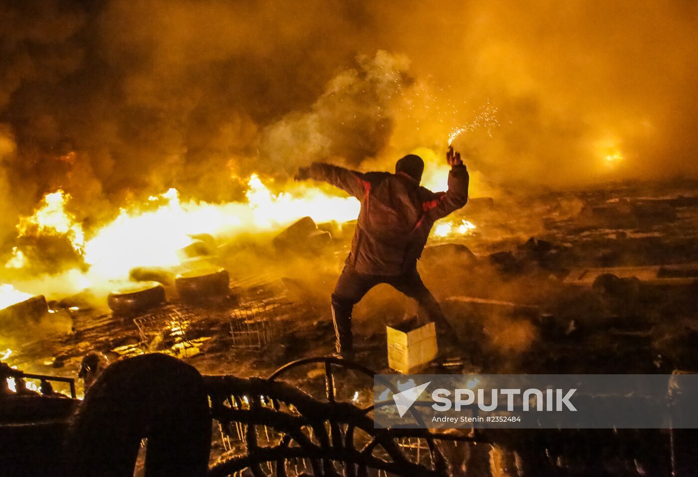 Protesters clash with police in center of Kiev