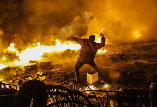 Protesters clash with police in center of Kiev