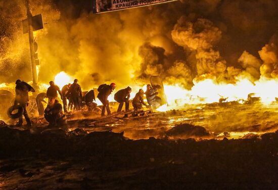 Protesters clash with police in center of Kiev