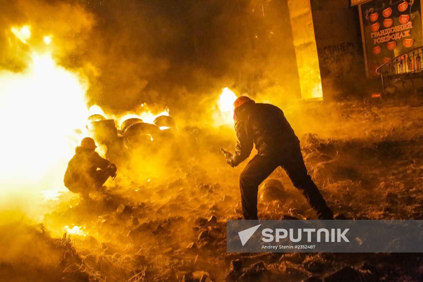 Protesters clash with police in center of Kiev