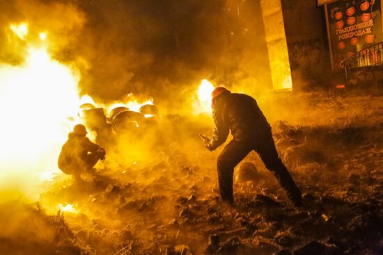 Protesters clash with police in center of Kiev