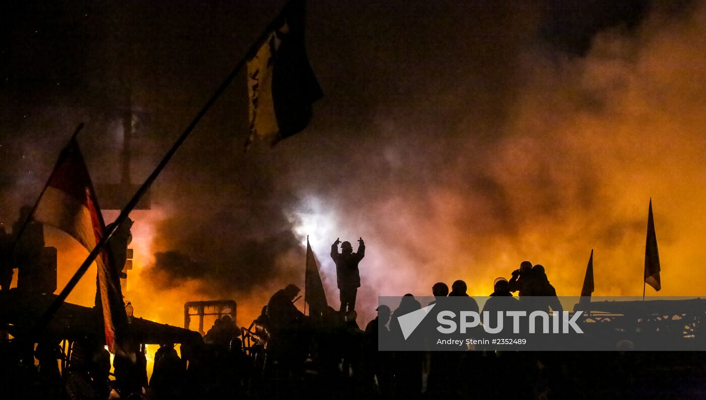 Protesters clash with police in center of Kiev
