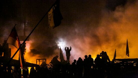 Protesters clash with police in center of Kiev