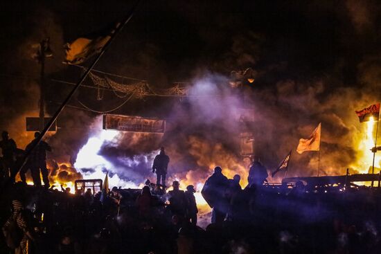 Protesters clash with police in center of Kiev