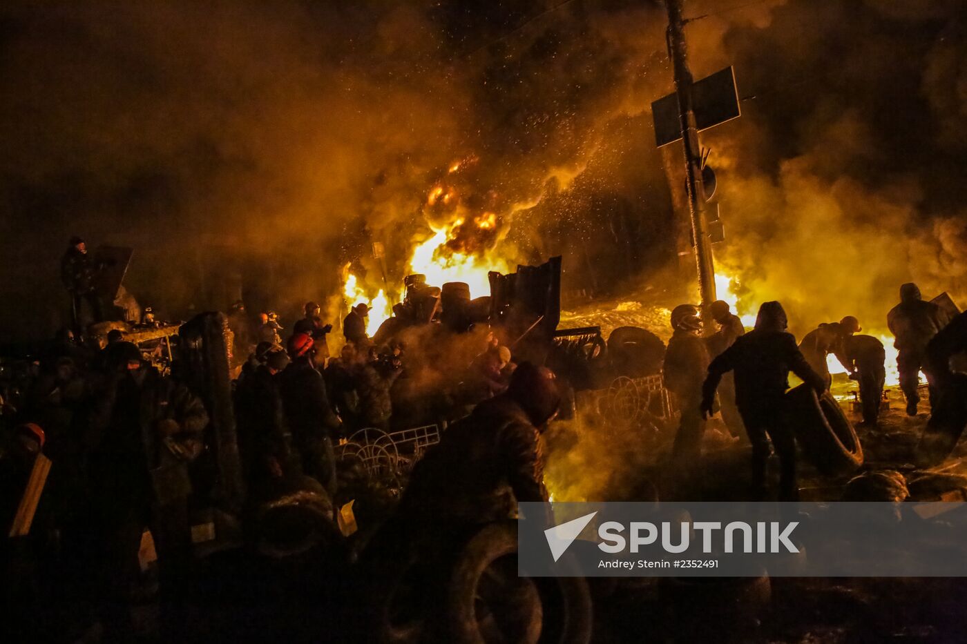 Protesters clash with police in center of Kiev