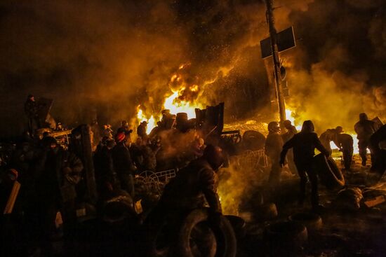 Protesters clash with police in center of Kiev