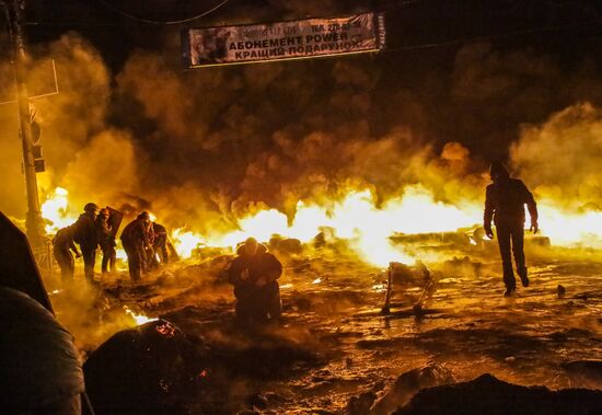 Protesters clash with police in center of Kiev