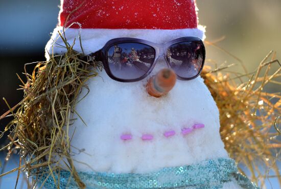 Snowman-building art competition