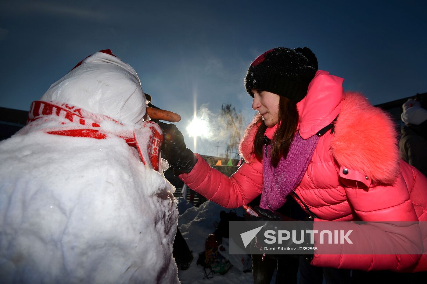 Snowman-building art competition