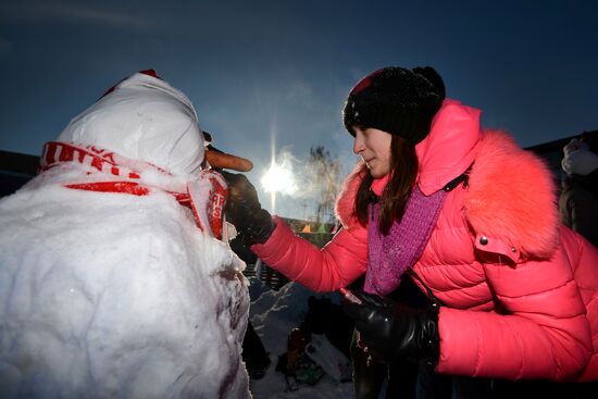 Snowman-building art competition